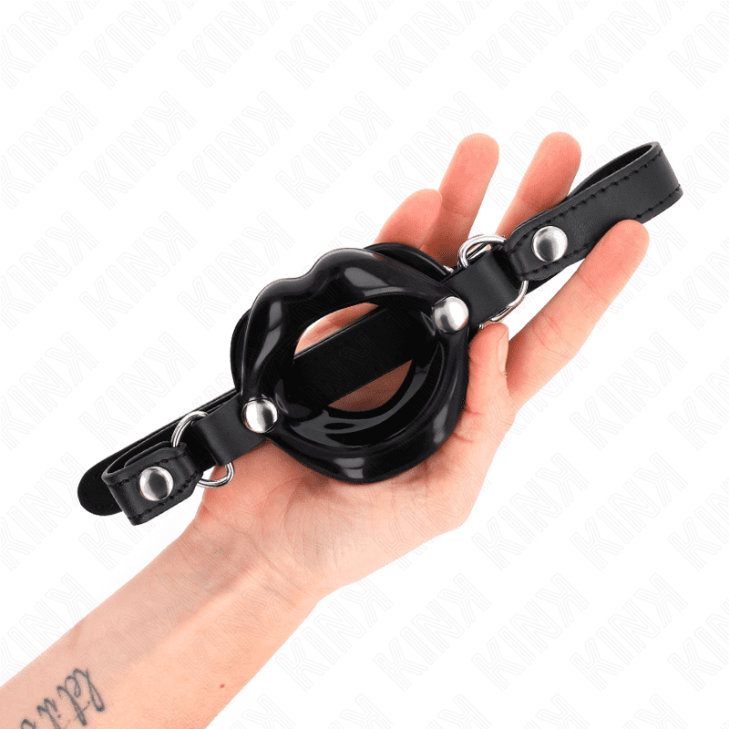 KINK - BAVAGLIO LIP 8 CM CON CINTURINO IN SIMILPELLE NERA 63 x 2 CM REGOLABILE 39-58 CM - immagine 2
